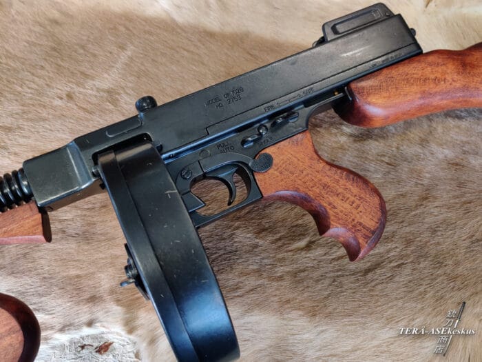 Thompson M1928A1 Tommy Gun konepistooli asereplika ja jäljitelmäase