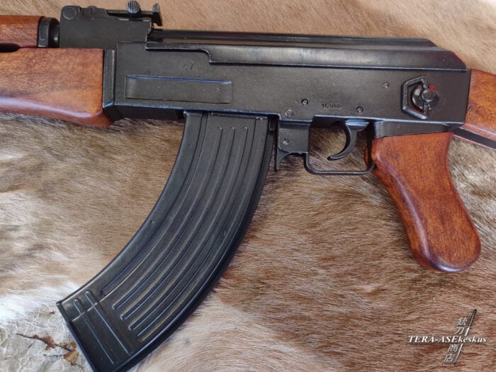 AK-47 rynnäkkökivääri puutukilla - asereplika ja jäljitelmäase