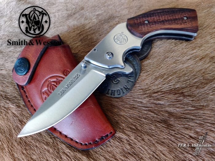 Smith & Wesson Model 325 Revolver Framelock folding knife