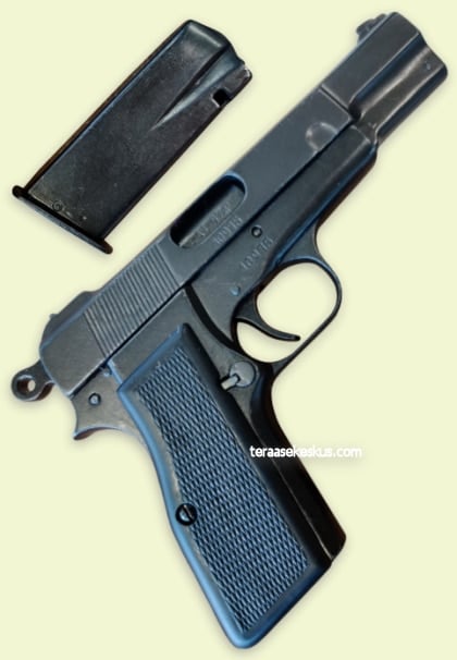 Browning HP Pistol firearm replica
