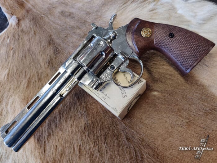 Colt Python 6" Nickel revolveri asereplika ja jäljitelmäase