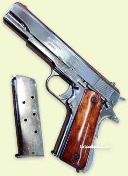 Colt Government M1911 A1 Nickel firearm replica